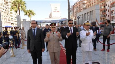 محافظ الدقهلية يضع إكليل الزهور على النصب التذكاري للشهداء في الذكرى 49 لنصر أكتوبر