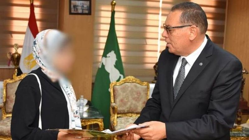 محافظ الشرقية يسلم