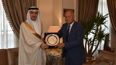 أبوالغيط يهدي سفير البحرين درعًا بمناسبة انتهاء عمله 