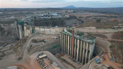  رئيس الوزراء يستعرض تقريرًا عن  الأعمال الإنشائية لجسم السد الرئيسي بتنزانيا 