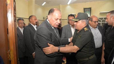 محافظ أسيوط يتلقى العزاء في وفاة والدته بدار المناسبات بحي شرق