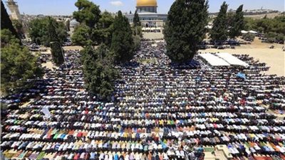 عشرات الآلاف من الفلسطينيين يؤدون صلاة الجمعة في رحاب الأقصى