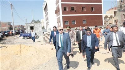 محافظ بني سويف يتفقد مواقع عمل مشروعات حياة كريمة بقرى مركز ناصر