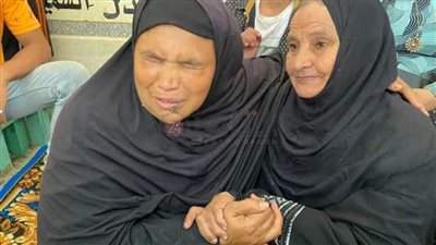 أسرة سيدة الأقصر في محطة قطارات الفشن في انتظارها بالطبول والزغاريد