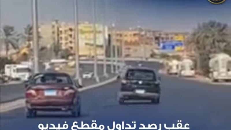 سيارة سوداء تثير