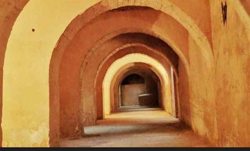 بوابة روز اليوسف بلا نوافذ أو أبواب قارا جحيم تحت الأرض ملعون بأرواح ساكنيه