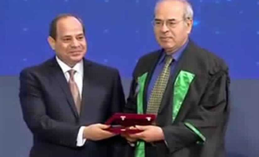 "السيسي" يكرم اثنين من علماء جامعة المنصورة في عيد العلم