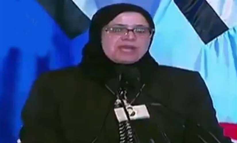 رسالة أم شهيد إلى الشعب المصري بالدموع: "أوعوا تضيعوا دم أولادنا" (فيديو)