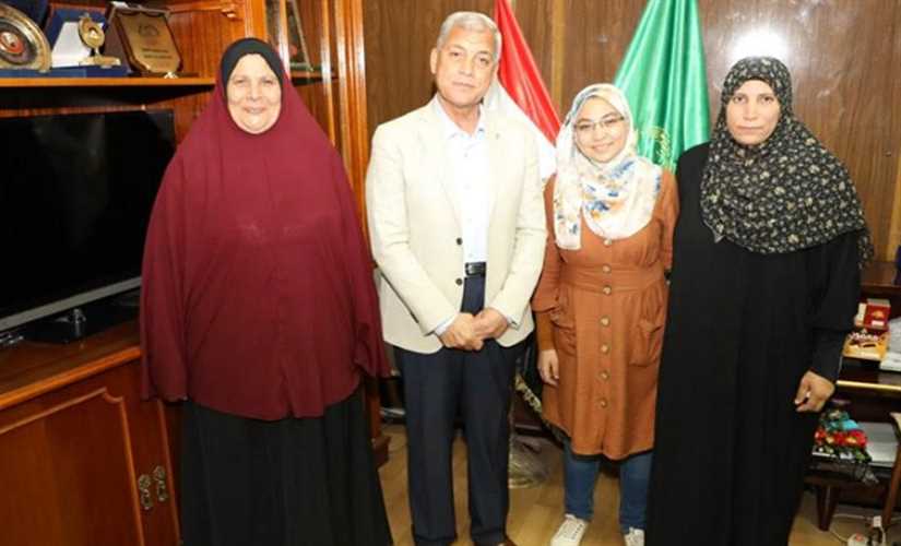 صانت زوجها المعاق وحفظت بناتها القرآن..”أسماء“ زوجة وأم مثالية