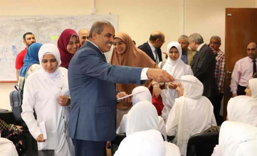 المحرصاوي يوزع هدايا على طالبات "التمريض" ويحذرهن من الانسياق وراء الشائعات