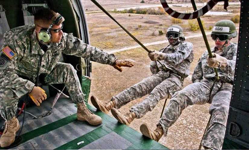 القوات الأمريكية تنفذ إنزالا جويا وتخطف شابين شقيقين في ريف الحسكة