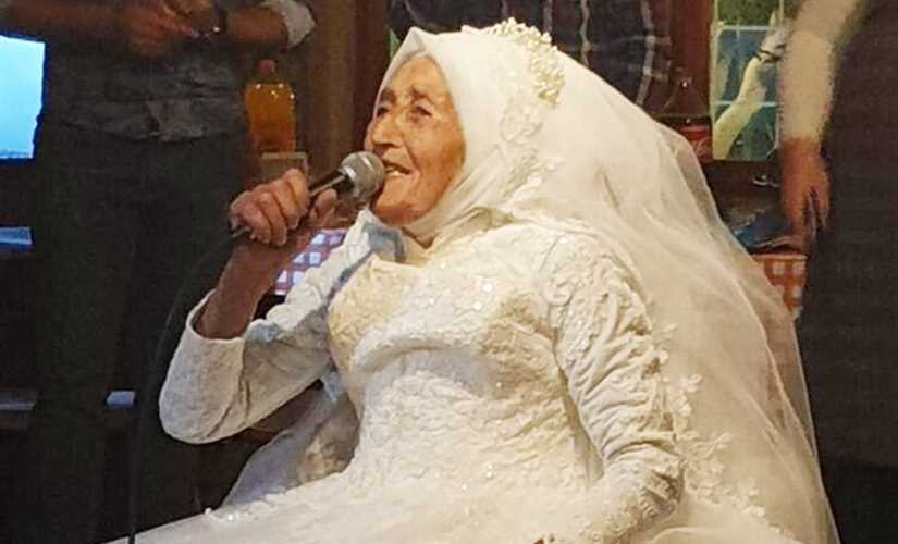 تزوجت بدونه.. جدة عمرها 85عاماً تحقق حلمها وترتدى فستان الزفاف
