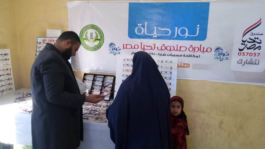 جانب من عمل قافلة نور الحياة أثناء فحص المرضى