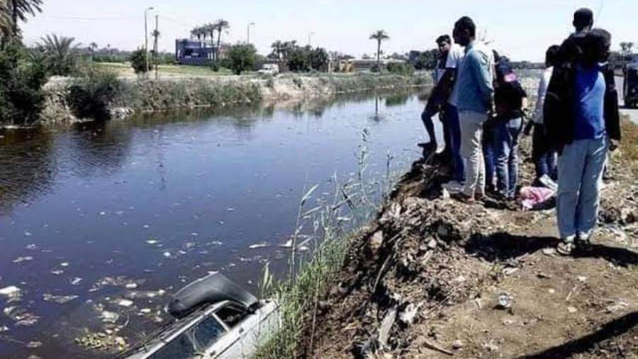 إثر سقوط سيارة ميكروباص في ترعة بمنشأة القناطر