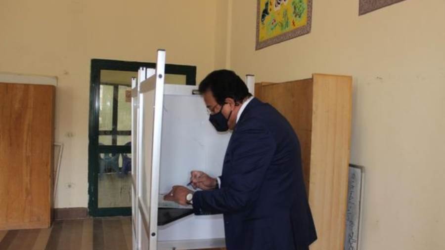 وزير التعليم العالي يدلي بصوته في انتخابات مجلس النواب بالقاهرة الجديدة
