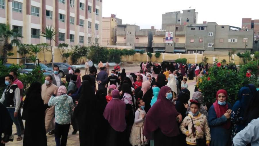سيدات كفرالشيخ أمام لجان الاقتراع
