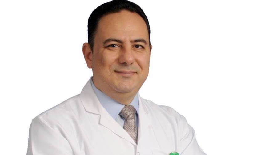 د. حاتم بدران أستاذ الأنف والأذن والحنجرة بالقصر العيني