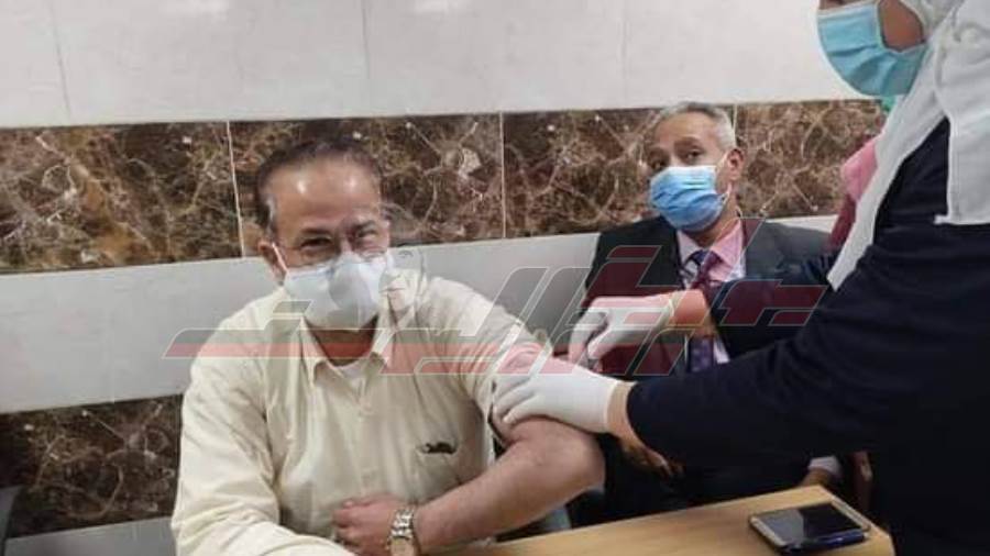 وكيل صحة القليوبية يتلقى جرعة اللقاح