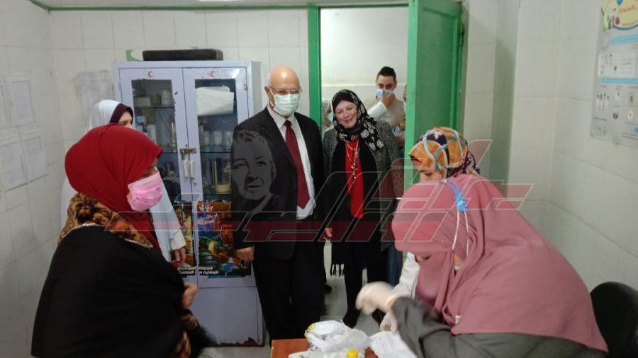 اثناء متابعة مسؤلى الجامعة للحملة
