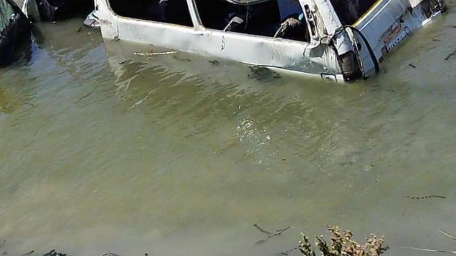 انقلاب سيارة بمصرف صرف بالبحيرة