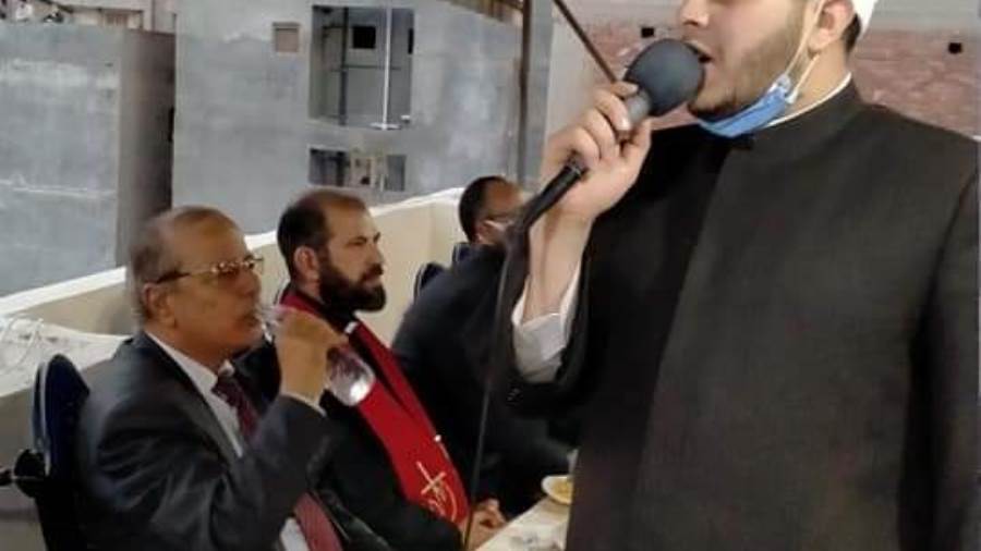 رفع آذان المغرب من داخل كنيسة الأيمان بكفر الدوار