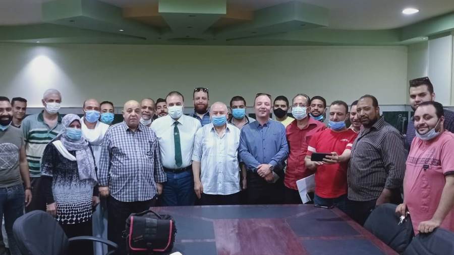 رئيس مركز ملوى والنواب مع أصحاب الاكشاك بسور النادى