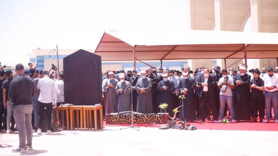 أسامة الأزهري يؤم المصلين في جنازة الفنان سمير غانم