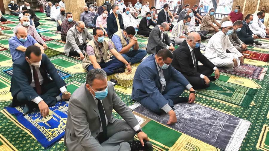 محافظ البحيرة يؤدى صلاة الجمعة بدمنهور
