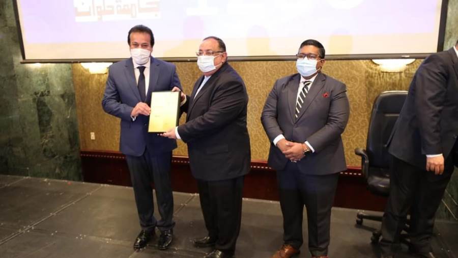 وزير التعليم العالى ورئيس جامعة حلوان وشهادة التصنيف