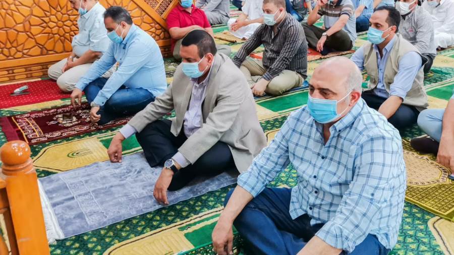 محافظ البحيرة يؤدى صلاة الجمعة بدمنهور