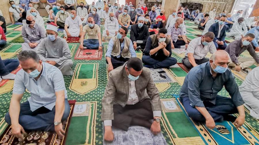 محافظ البحيرة يؤدى صلاة الجمعة بدمنهور