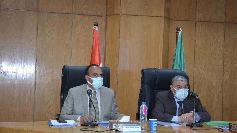 محافظ المنيا خلال الاجتماع