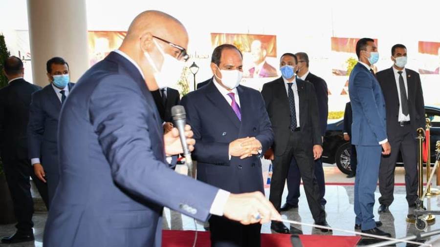 الرئيس يستمع إلى شرح عن الأعمال المنفذة بمدينة الفنون