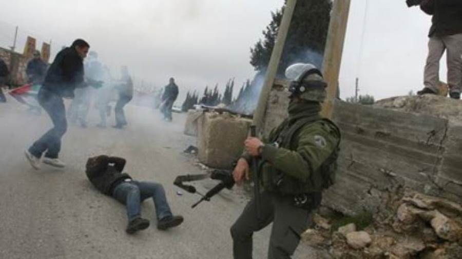 بوابة روز اليوسف | إصابة عشرات الفلسطينيين بالرصاص والاختناق خلال مواجهات  مع الاحتلال جنوب نابلس