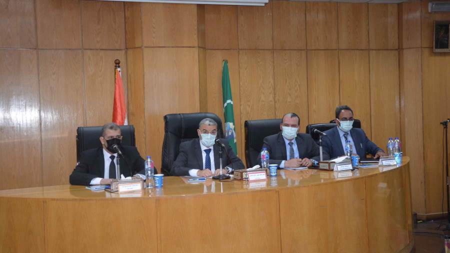 محافظ المنيا خلال الاجتماع