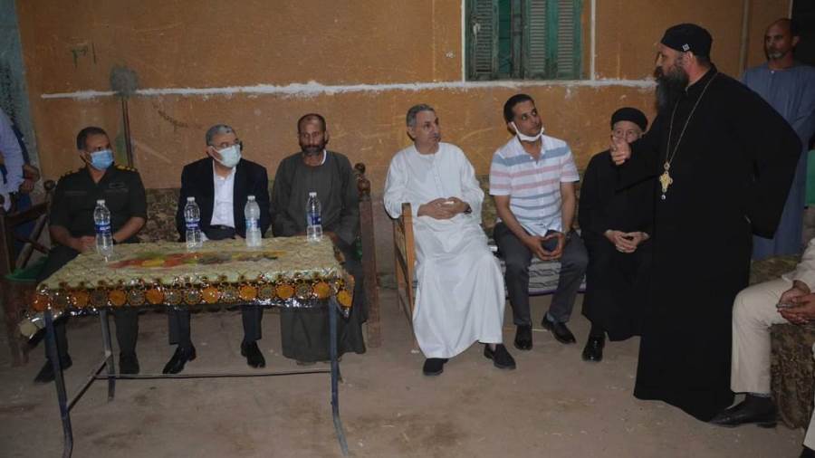 محافظ المنيا يقدم واجب العزاء