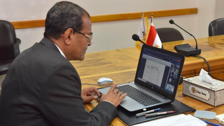 رئيس جامعة سوهاج عبر الفيديو كونفرانس
