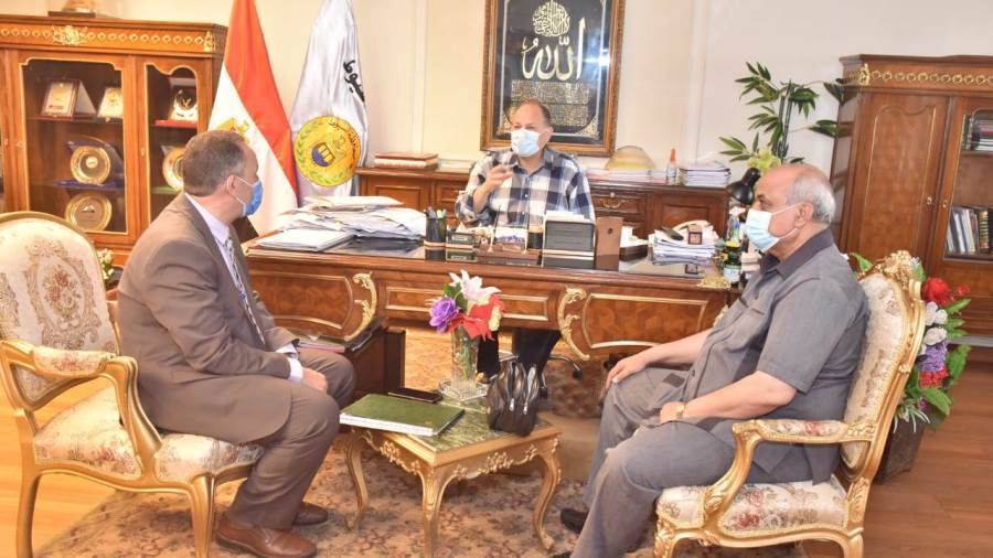 محافظ أسيوط يناقش خطط هيئة الابنية التعليمية بالمحافظة لإنشاءات المدارس