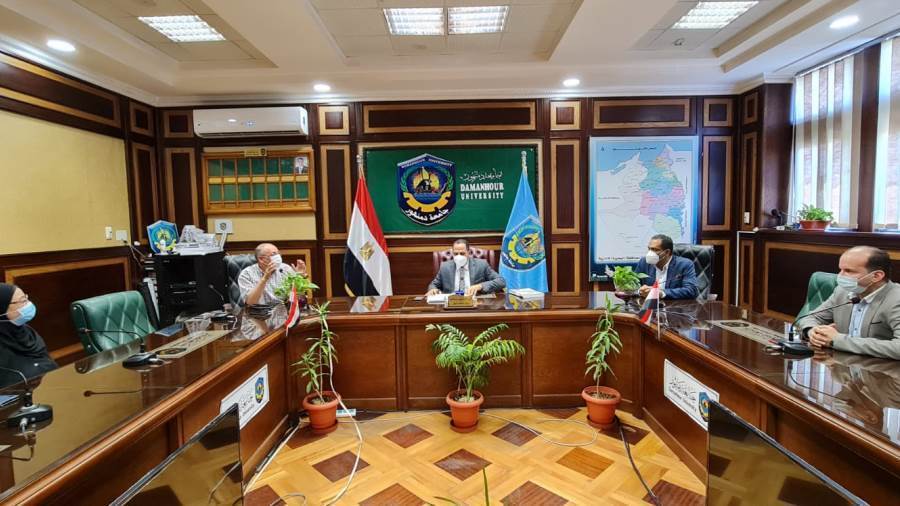 رئيس جامعة دمنهور يجتمع بمسئول الصحة