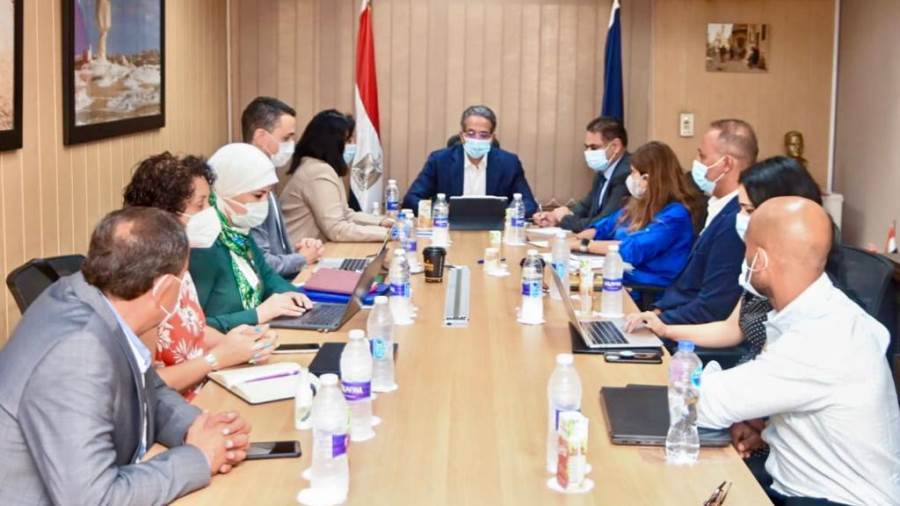 العناني يجتمع مع مسئولي شركة الترويج السياحي