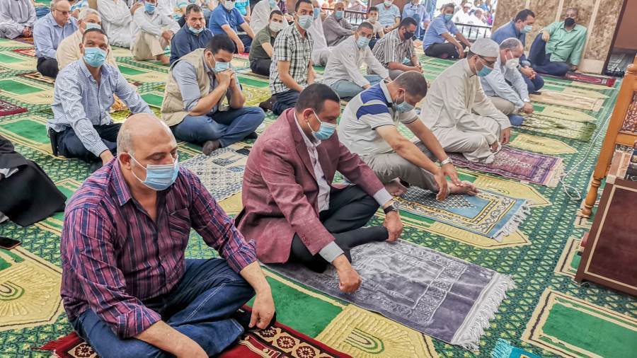 محافظ البحيرة يؤدى صلاة الجمعة بدمنهور