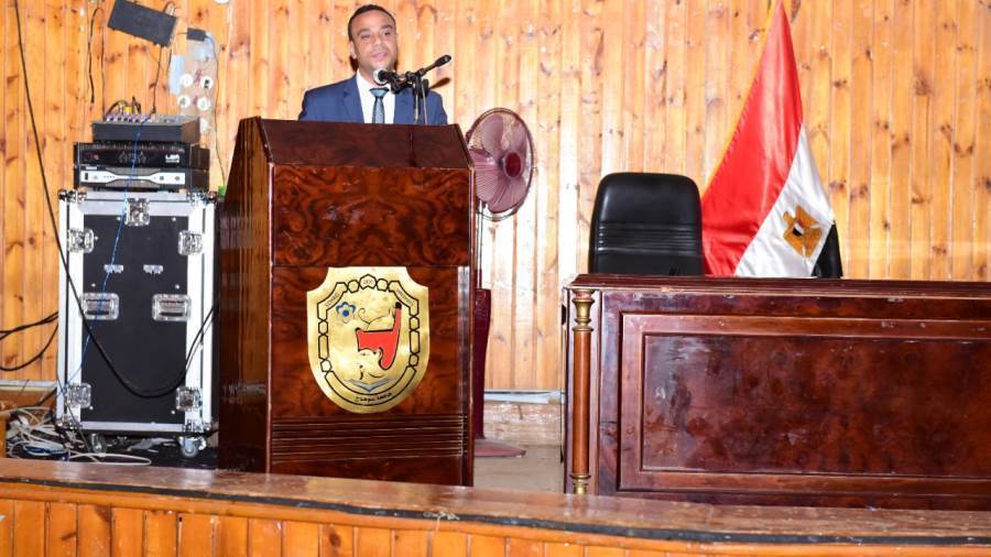 رئيس جامعة سوهاج خلال الاجتماع