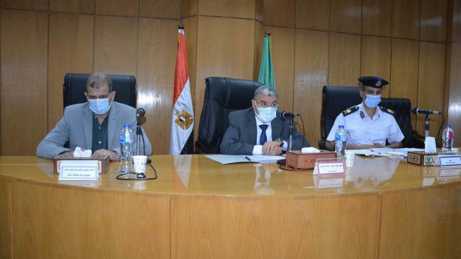 محافظ المنيا خلال الاجتماع