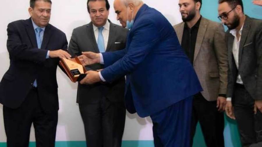صورة تجمع وزير التعليم العالى مع رئيس شركة العاصمة الإدارية وجامعة بدر