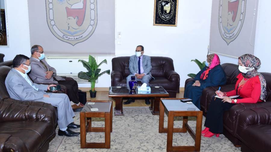 رئيس جامعة سوهاج يستقبل عضو الجهاز المركزي