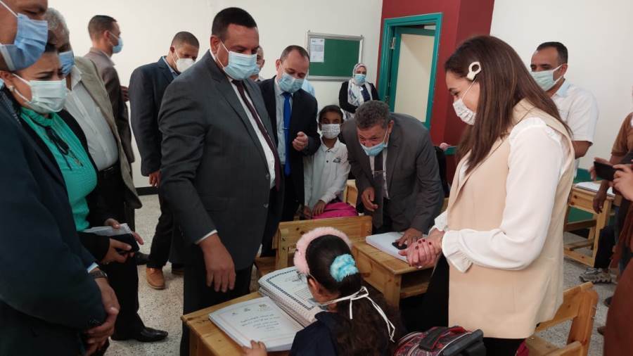محافظ البحيرة يتابع انتظام الدراسة