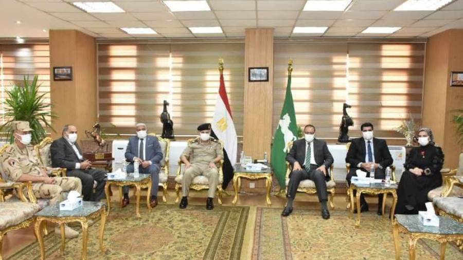 محافظ الشرقية يستقبل رئيس جمعية المحاربين