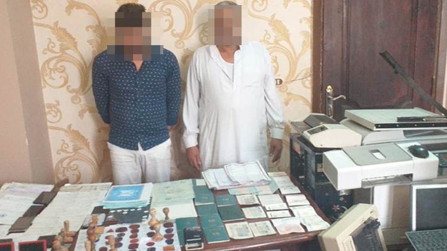 مباحث القاهرة تضبط شخصين لقيامهما بتزوير المستندات