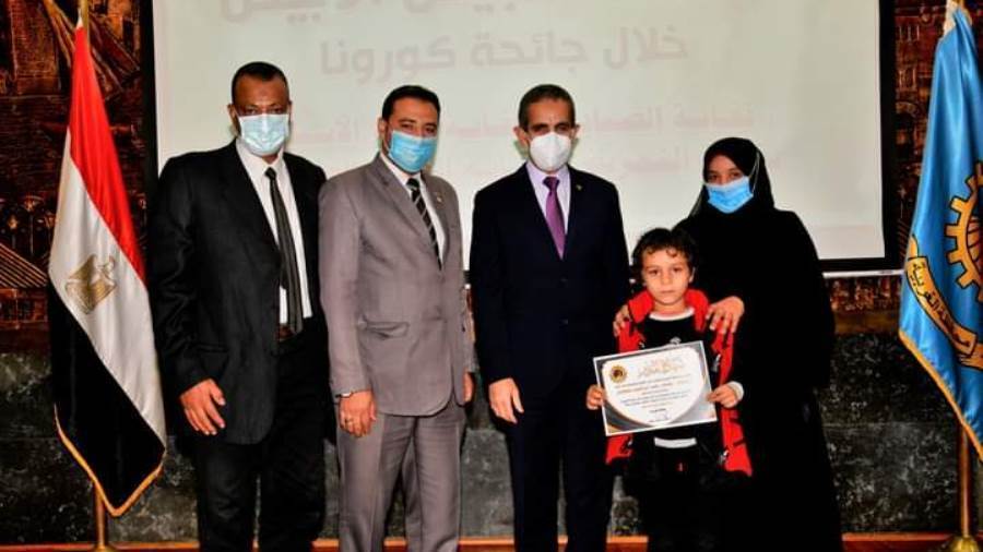 محافظ الغربية يكرم أسر شهداء كورونا من العلوم الصحية