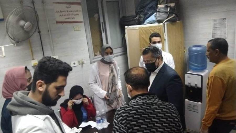 الدخاخنى يستمع لشكاوى المرضى